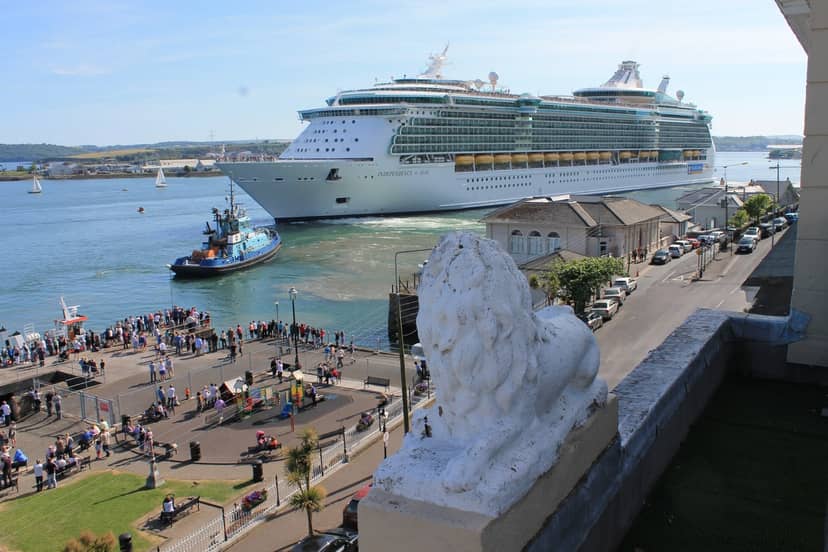 Rooftop garden at Commodore Hotel with cruise ships; perfect for events and meetings.