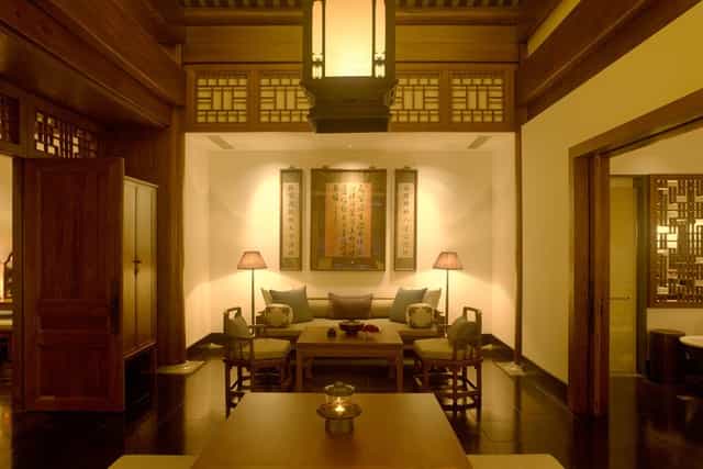 Elegant meeting space at Nama餐厅, warm lighting for professional events and gatherings.