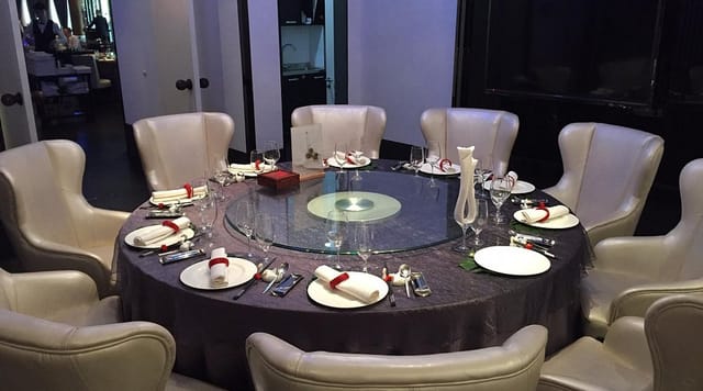 Elegant dining area with round table, ideal for corporate dinners and exclusive events.