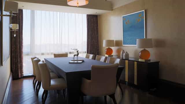 Capital Ballroom at Renaissance Beijing: elegant meeting room with natural light, ideal for gatherings.