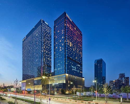 Modern Meeting Room at Hilton Beijing Tongzhou, ideal for corporate events and gatherings.