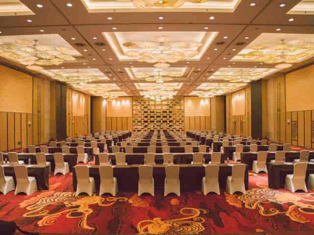 Spacious Grand Ballroom at Holiday Inn Beijing, perfect for corporate events and workshops.