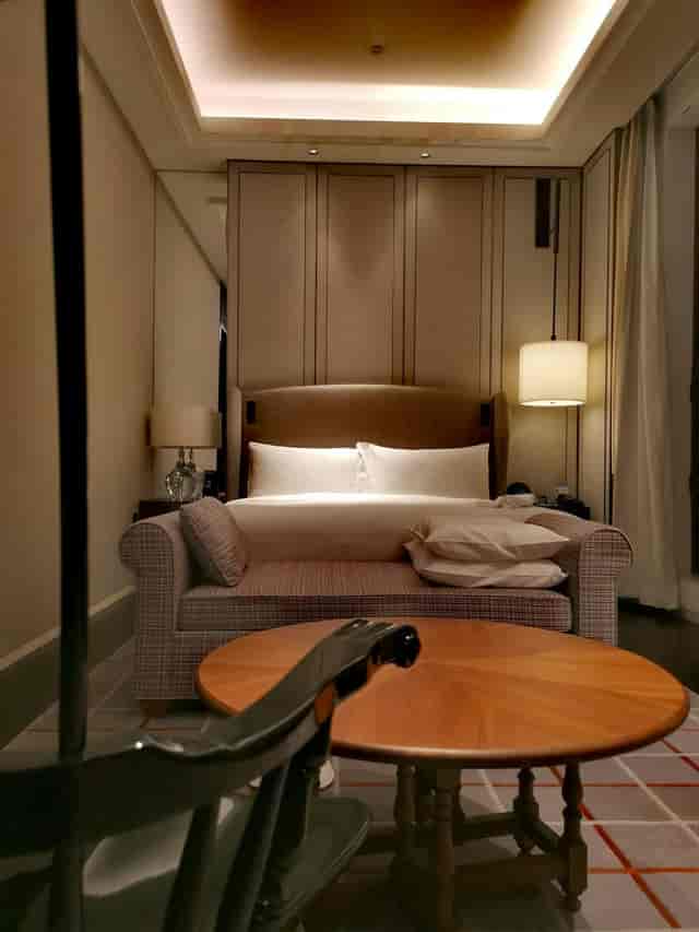 Hilton Beijing Daxing Meeting Room with king-sized bed, ideal for conferences and events.