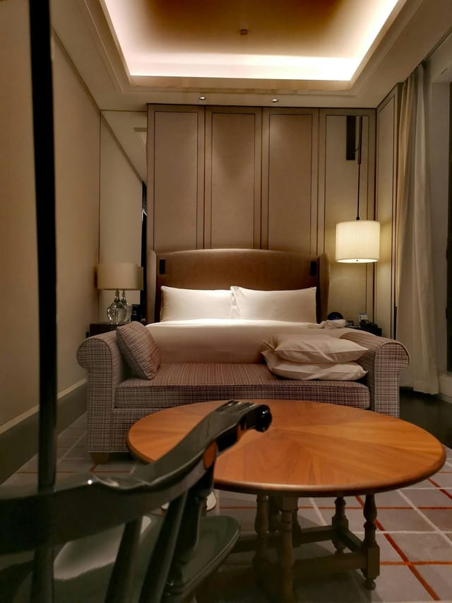 Hilton Beijing Daxing Meeting Room with king-sized bed, ideal for conferences and events.