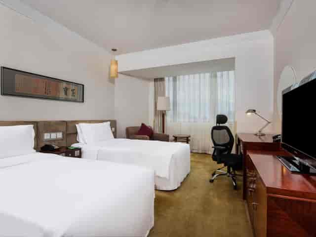 Holiday Inn Beijing suite with two beds for event attendees, ideal for comfort and productivity.