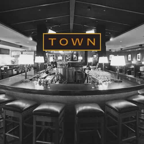 Sophisticated bar in San Carlos, ideal for cocktail receptions and business events.