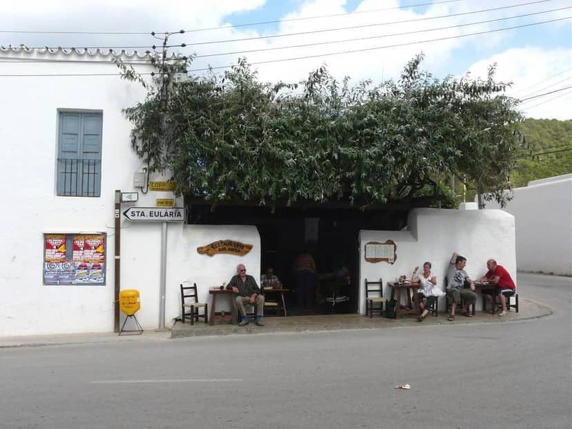 Rustic outdoor bar in San Carlos, perfect for casual meetings and events.