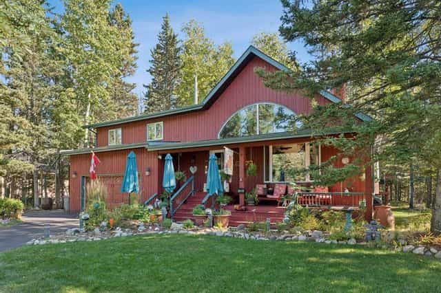 Wolf Willow Room at Redwood Meadows: a charming lodge venue for retreats and team-building.