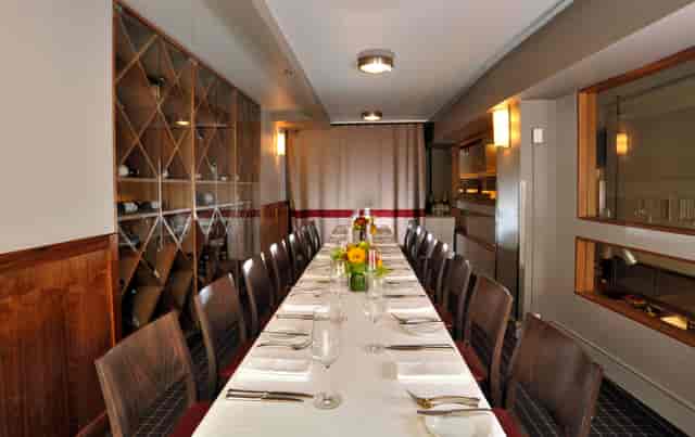 Elegant private dining room in Barolo, ideal for corporate dinners and gatherings.