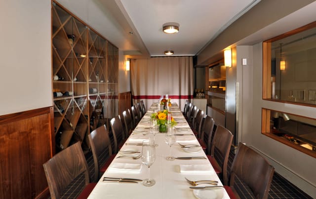 Elegant private dining room in Barolo, ideal for corporate dinners and gatherings.