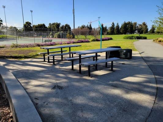 Joinville Swim Center outdoor venue with picnic tables, ideal for casual events and gatherings.