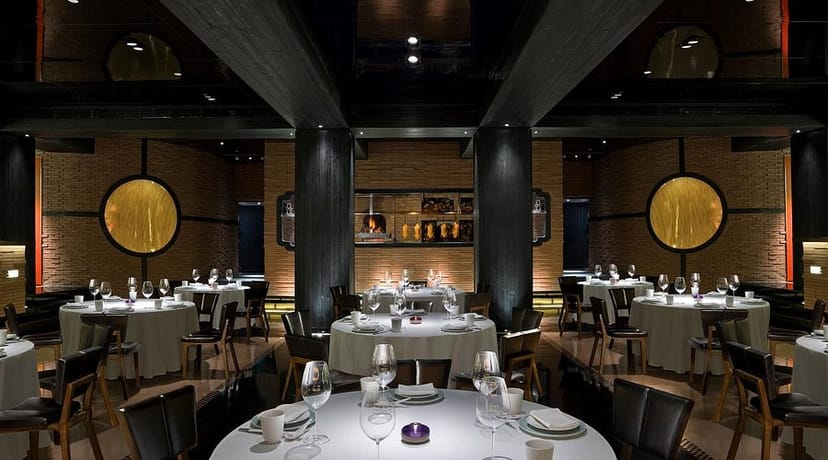 Elegant dining area with round tables, ideal for corporate events and upscale gatherings.