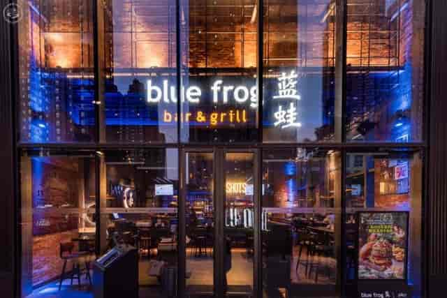 Vibrant bar and grill in Blue Frog, perfect for casual networking and social events.
