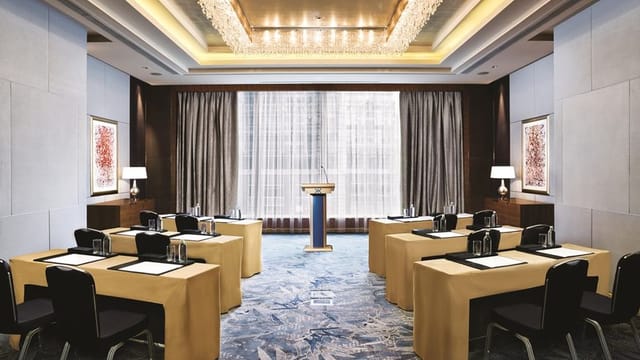 "Modern meeting room with natural light, perfect for corporate events and presentations."