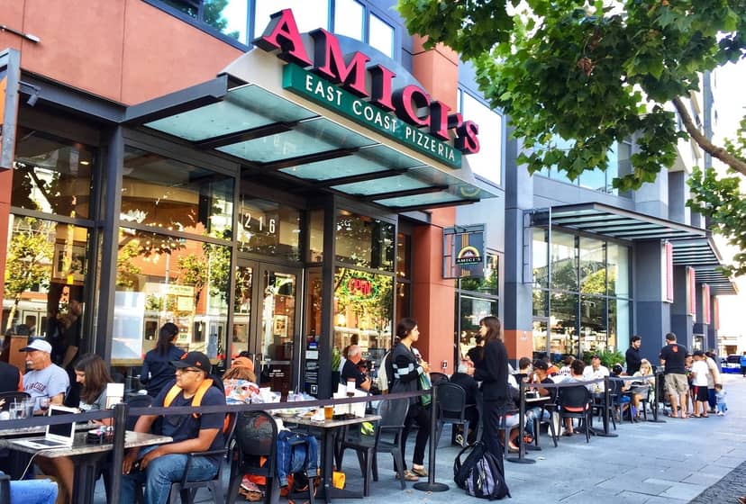 Vibrant outdoor dining at Amici's East Coast Pizzeria for casual networking events.