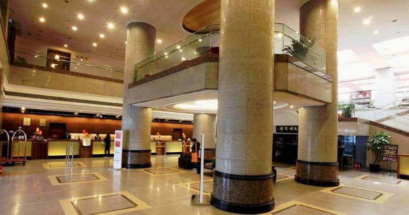 Elegant Beijing hotel lobby with spacious layout, ideal for meetings and events.
