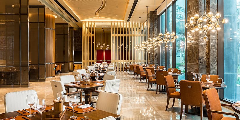 Sophisticated dining space in HUALUXE Beijing Xinan for upscale meetings and events.
