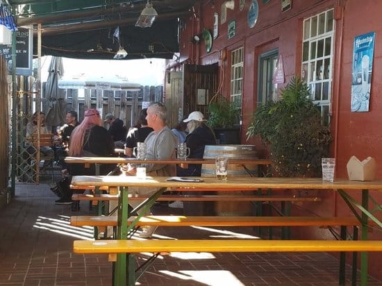 Vibrant outdoor café at Gourmet Haus Staudt, ideal for networking and casual events.