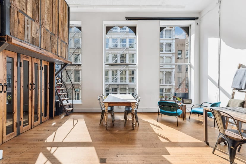 Soho Designer Loft: bright meeting room with large windows for workshops and gatherings.