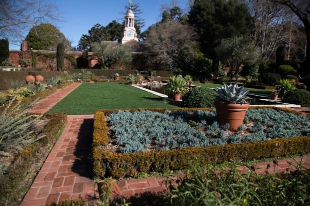 Lush Filoli garden, ideal for upscale weddings and corporate events.