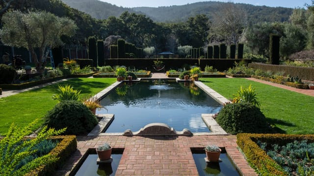 Serene Filoli garden venue with lush greenery, perfect for outdoor weddings and events.