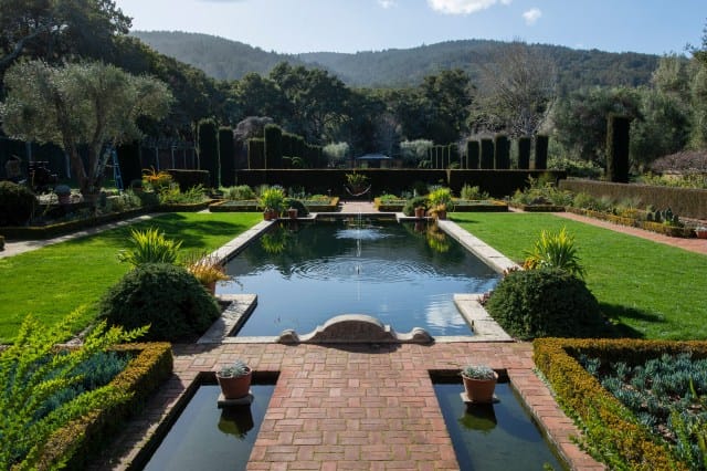 High Place at Filoli: elegant garden with trimmed hedges, ideal for upscale events.