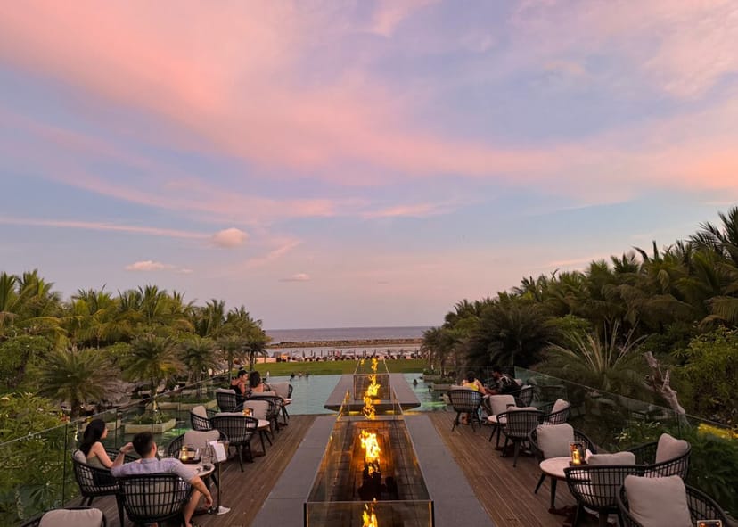 Pala Restaurant rooftop with beachfront view, ideal for events and meetings.