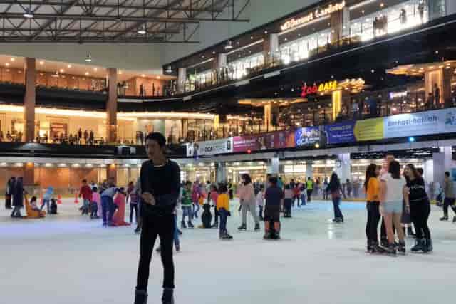 Ice skating rink at Oasis Centre Arena, perfect for corporate events and team-building.