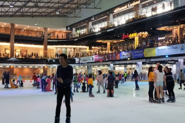 Ice skating rink at Oasis Centre Arena, perfect for corporate events and team-building.