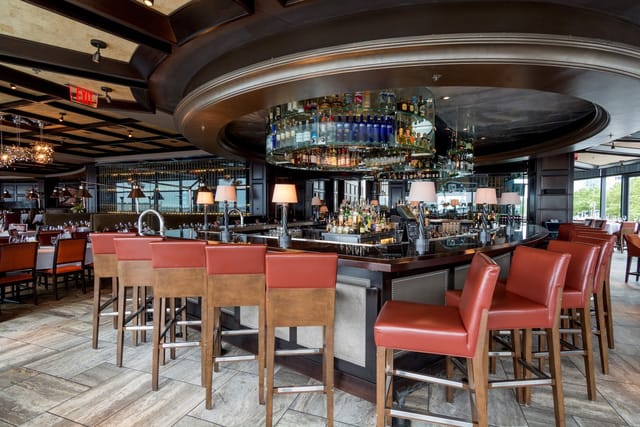 Sleek bar at Del Frisco’s Double Eagle for cocktail receptions and networking events.