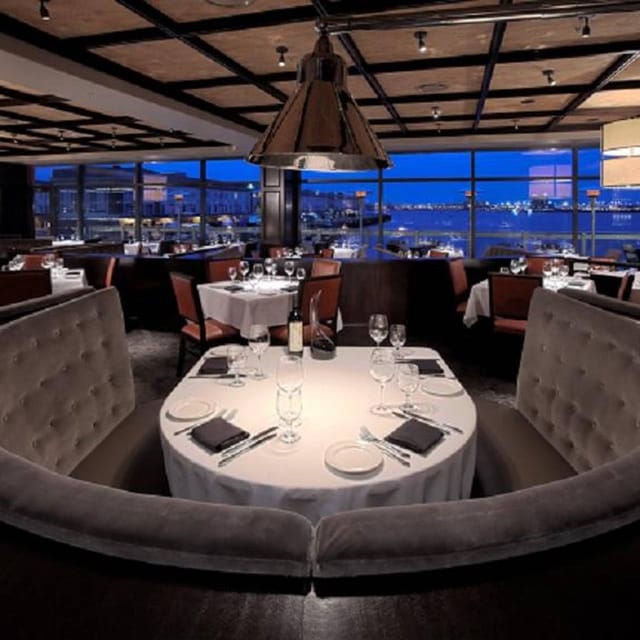 Elegant dining space at Del Frisco's for upscale corporate events and private dinners.