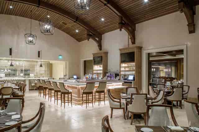 Elegant dining space at Lakeside Country Club for corporate events and gatherings.
