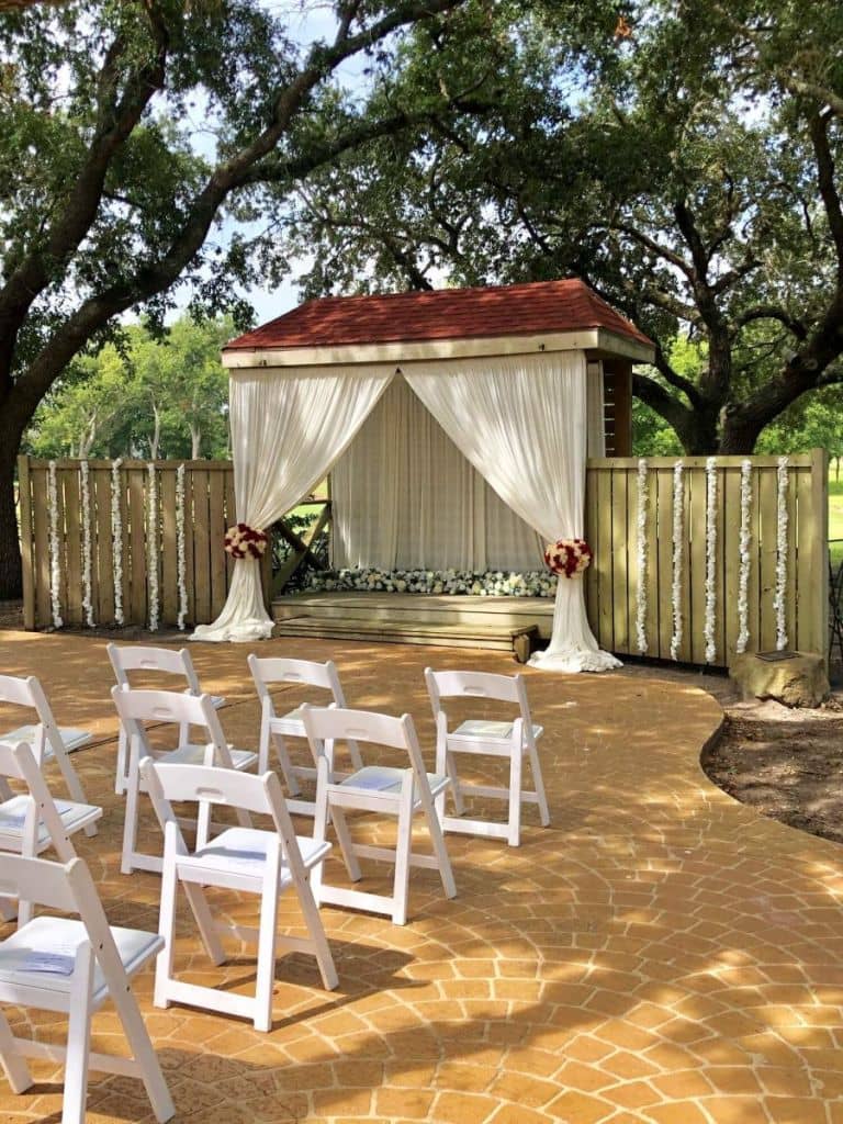 Tee Box Patio at Quail Valley: Elegant outdoor wedding venue with floral decor.