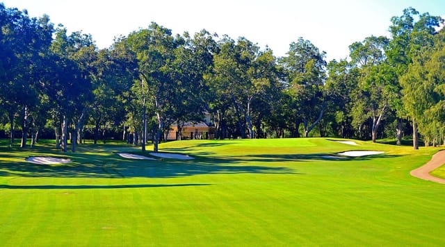 Lush golf course at Sugar Creek Country Club for corporate retreats and outdoor events.