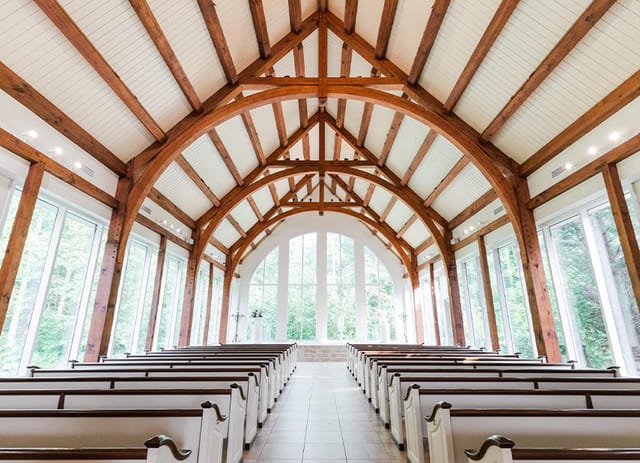 The Chapel in The Gardens Houston: elegant venue with high wooden beams, ideal for weddings and events.
