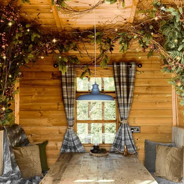 Cozy meeting space at Forest Lodge: rustic decor, ideal for small gatherings and brainstorming.