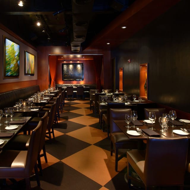 Elegant dining room in The Mercury Dallas for intimate corporate events and gatherings.
