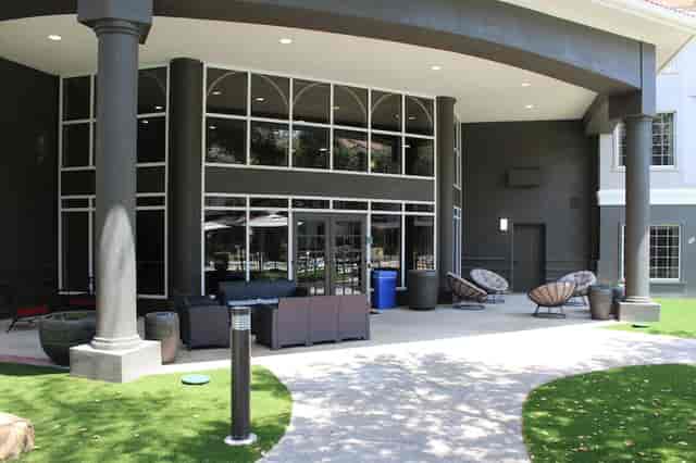 Outdoor meeting space in Residence Inn Dallas, featuring modern seating for events.