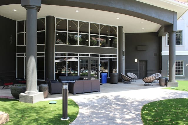 Outdoor meeting space in Residence Inn Dallas, featuring modern seating for events.