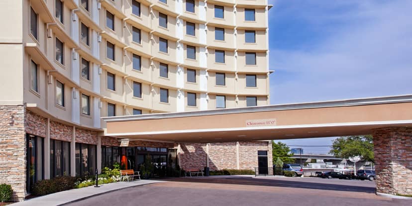 Modern Days Inn Market Center meeting room with large windows, perfect for events.