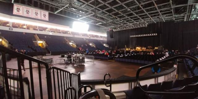 Full House Seated Floor