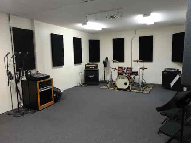 Large soundproof rehearsal room at Bass School, perfect for music events and showcases.