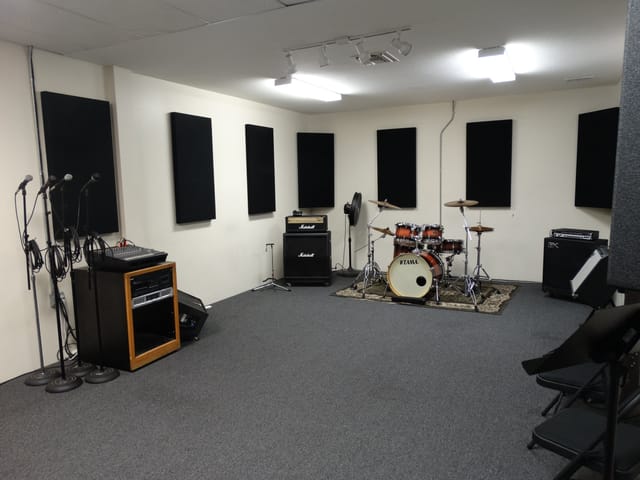 Large soundproof rehearsal room at Bass School, perfect for music events and showcases.