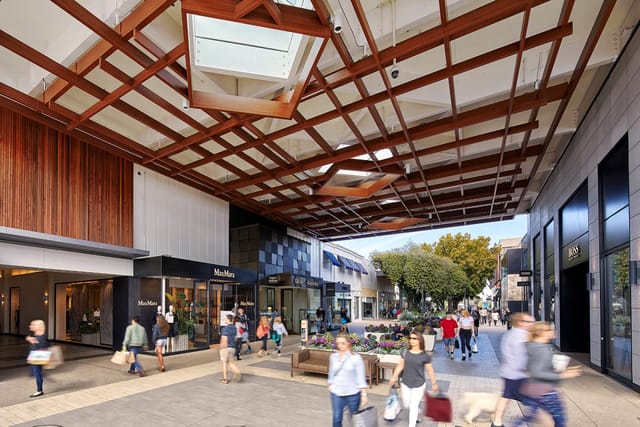 Open-air shopping mall in Stanford, ideal for corporate events and networking.