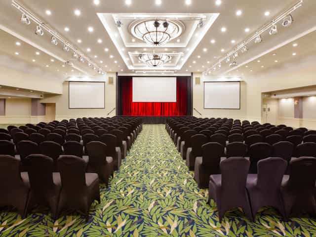Spacious Cahuita 1 event hall with tiered seating for conferences at Crowne Plaza.