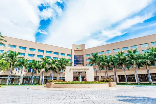 Modern conference center in Costa Rica, ideal for corporate meetings with natural light.