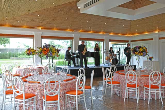 Elegant event space with floral centerpieces for corporate meetings in Costa Rica.