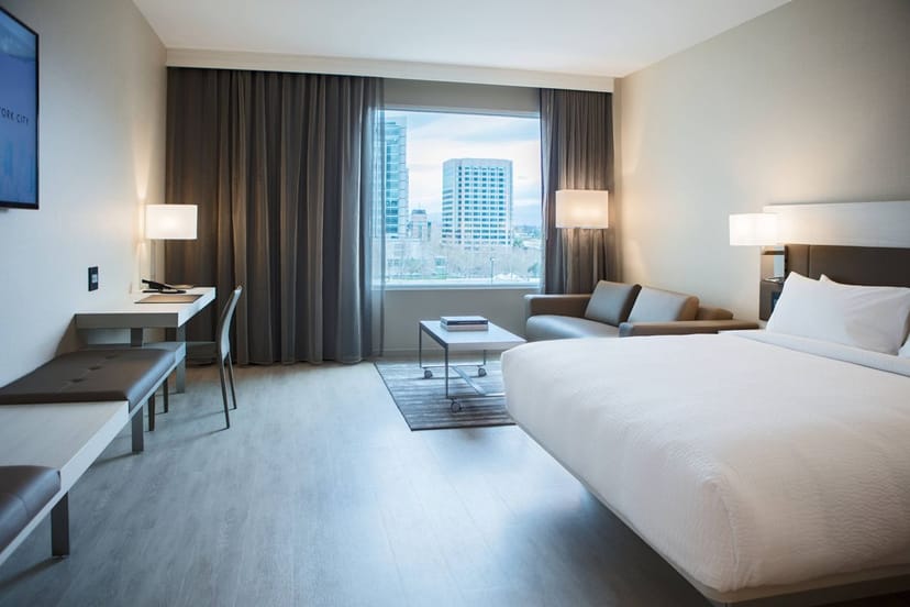 Modern hotel room at San Jose Marriott with queen bed, ideal for business events and relaxation.