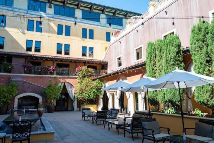 Charming outdoor courtyard at Hotel Valencia, perfect for receptions and networking events.