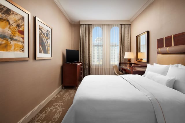 Ballroom at The Westin San Jose: Elegant space for conferences with natural light.
